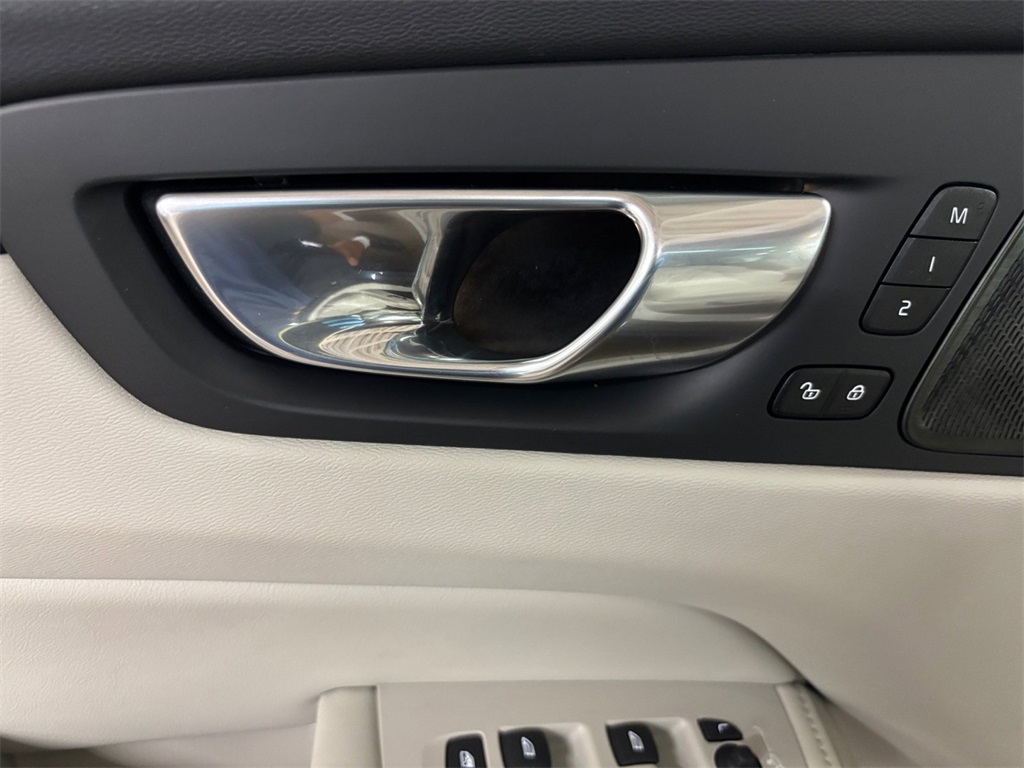 2023 Volvo XC60 B5 Plus photo 12