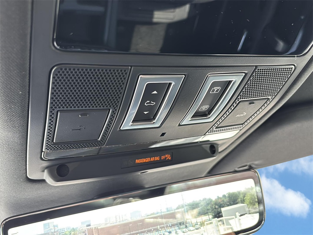 2025 Land Rover Defender 110 X-Dynamic SE photo 12