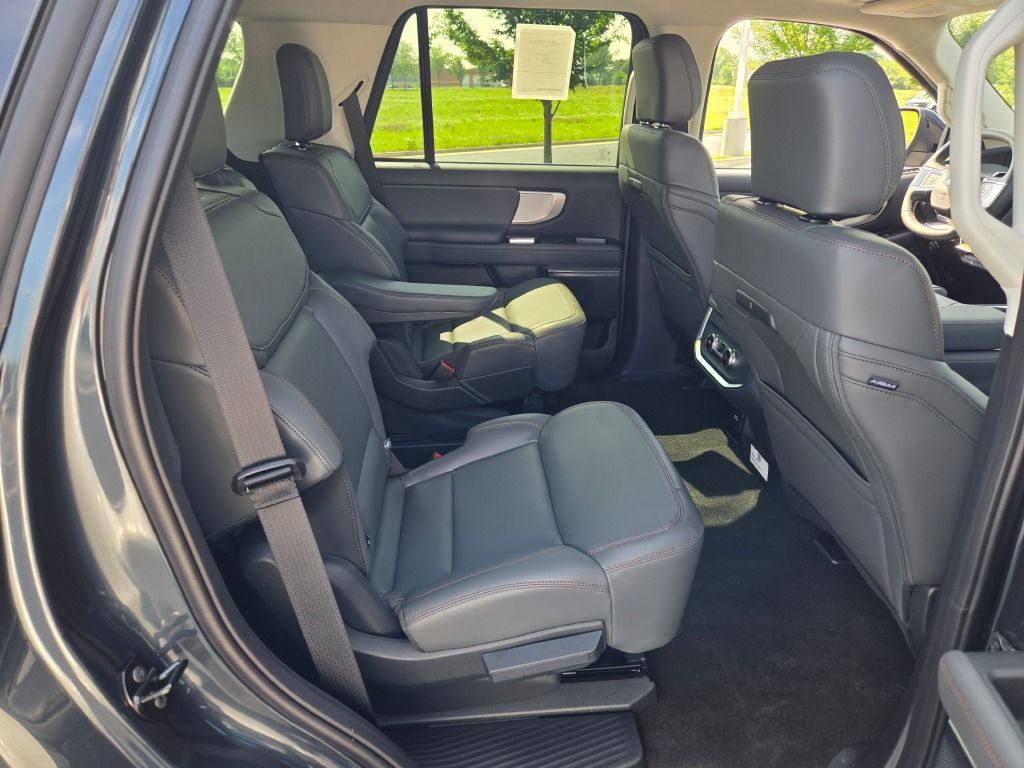 2025 Ford Expedition photo 7