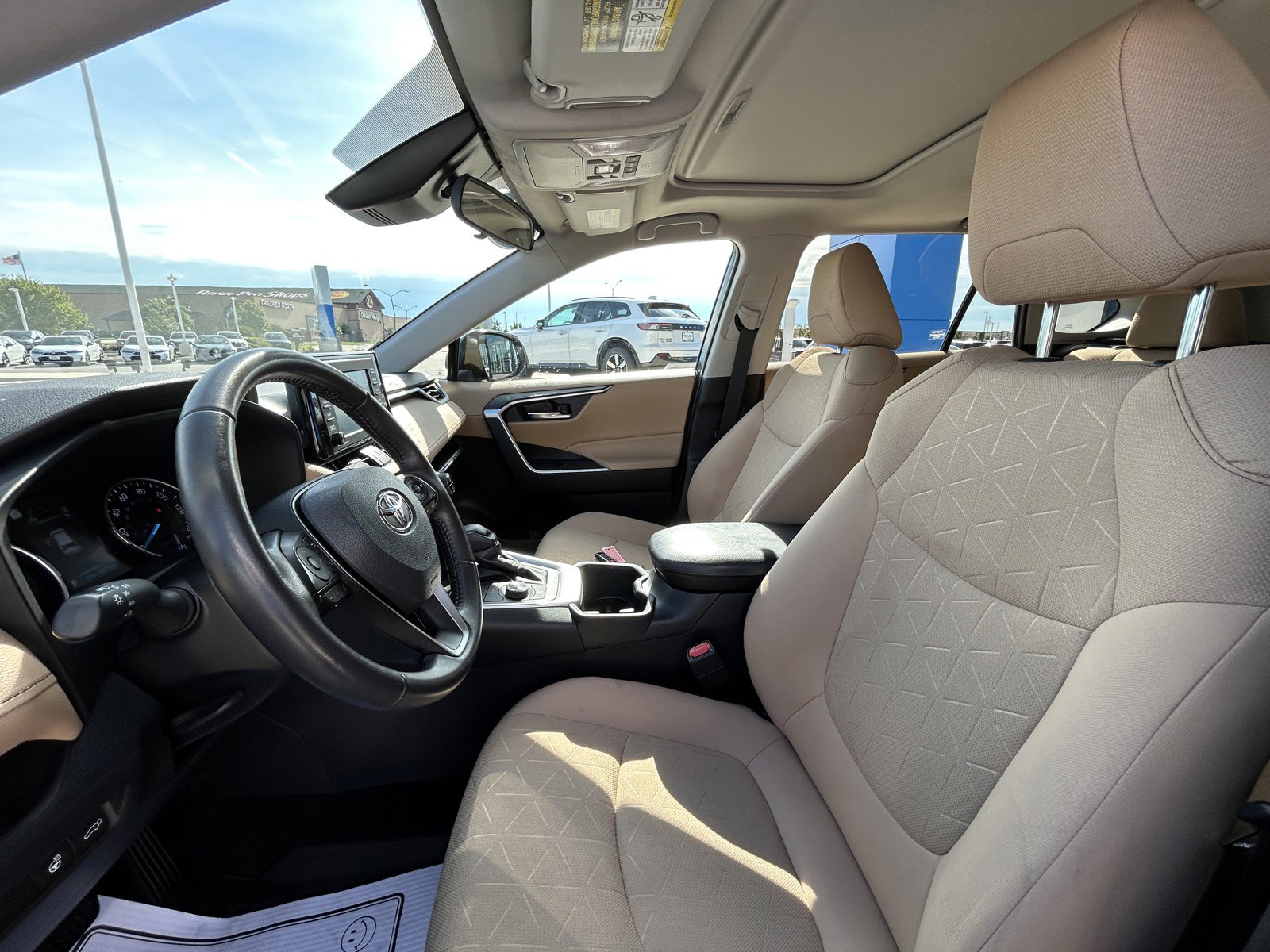 2022 Toyota RAV4 Hybrid XLE photo 12