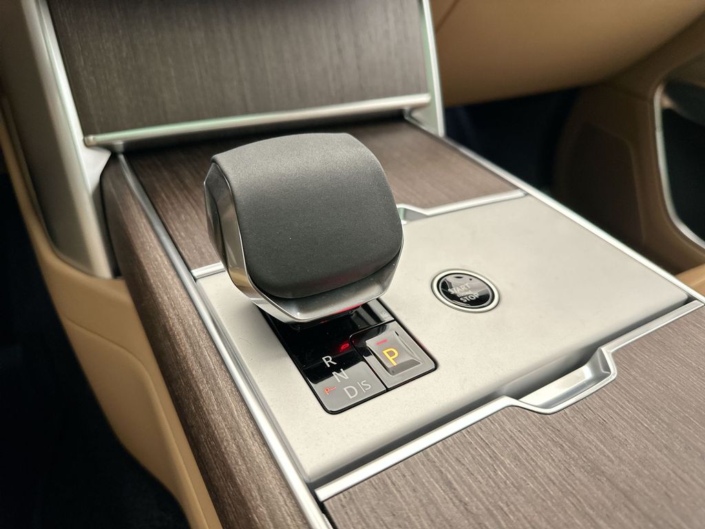 2025 Land Rover Range Rover SE photo 10