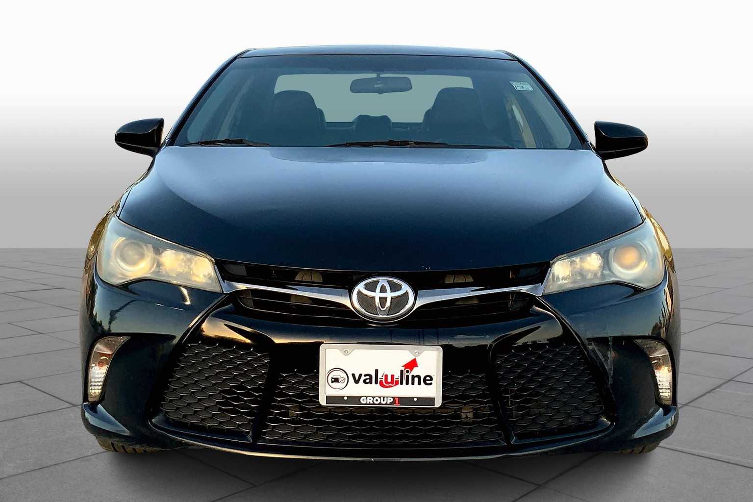 2015 Toyota Camry SE photo 3