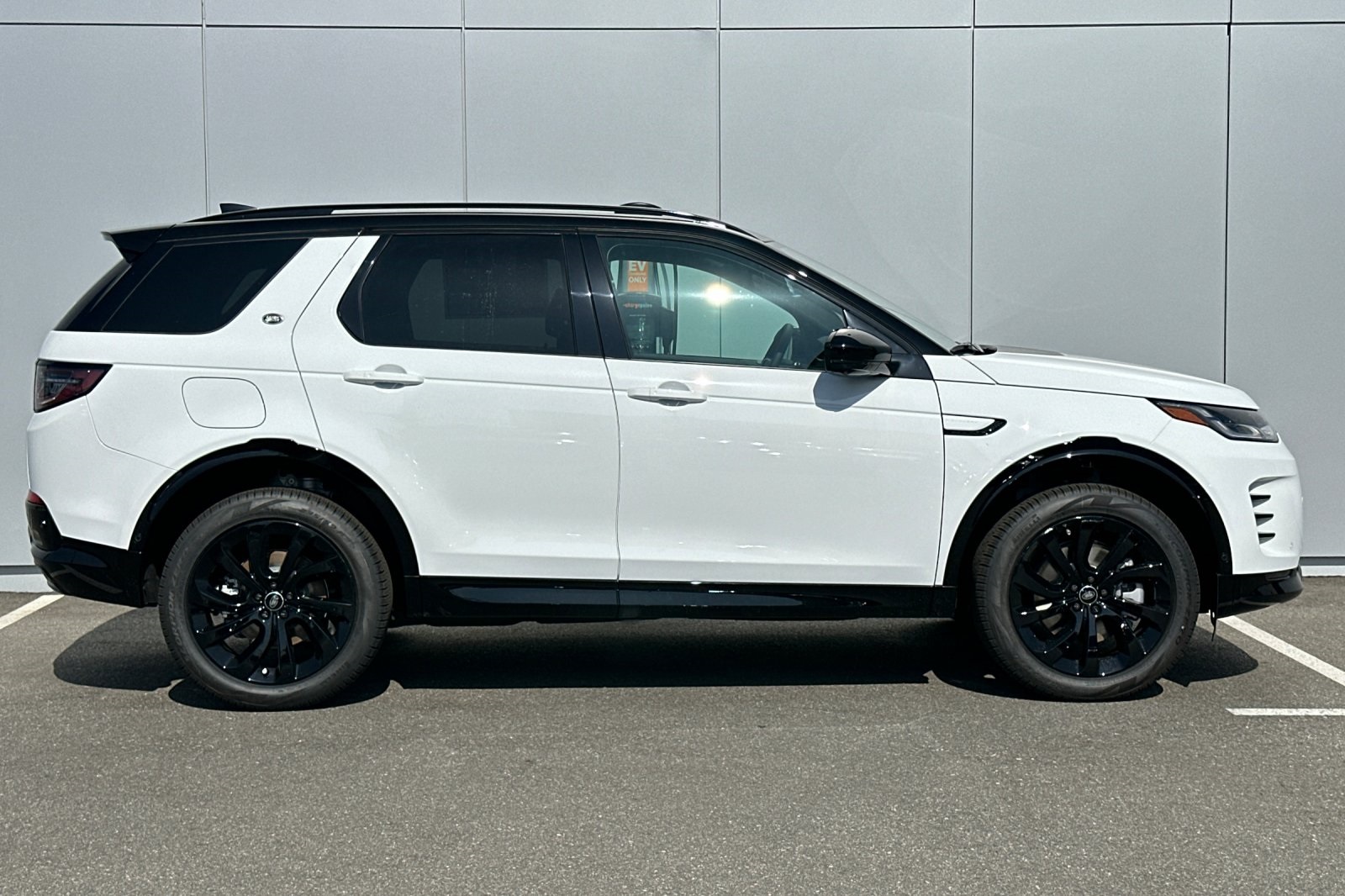 2025 Land Rover Discovery Sport Dynamic SE photo 4