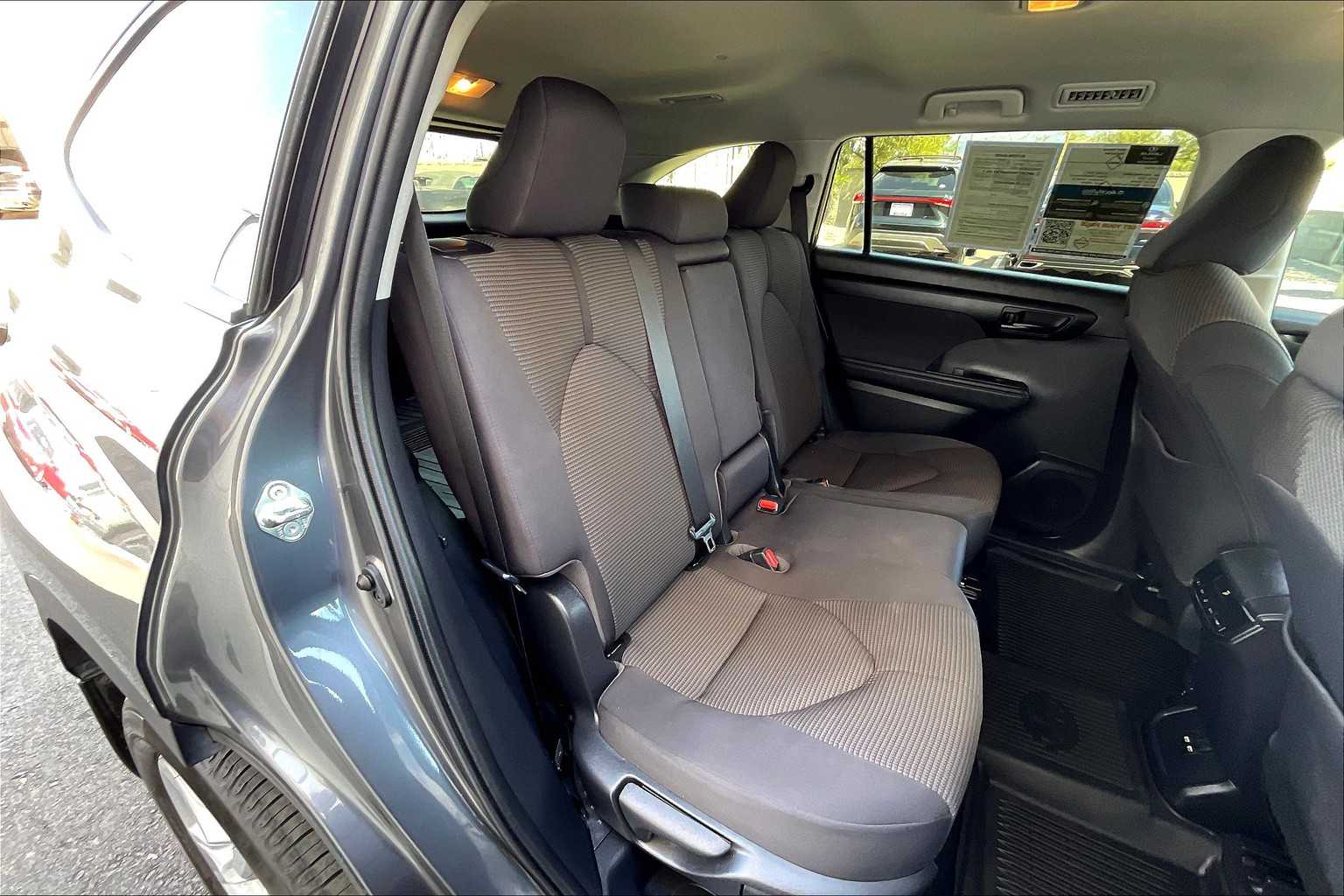 2020 Toyota Highlander LE photo 19