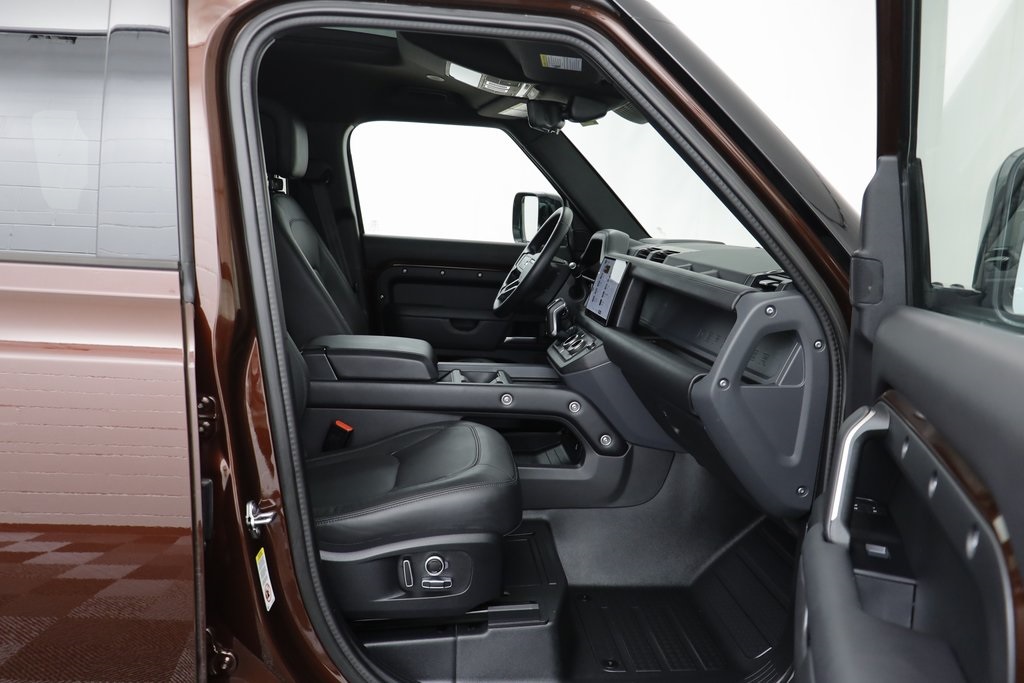2025 Land Rover Defender 130 X-Dynamic SE photo 20