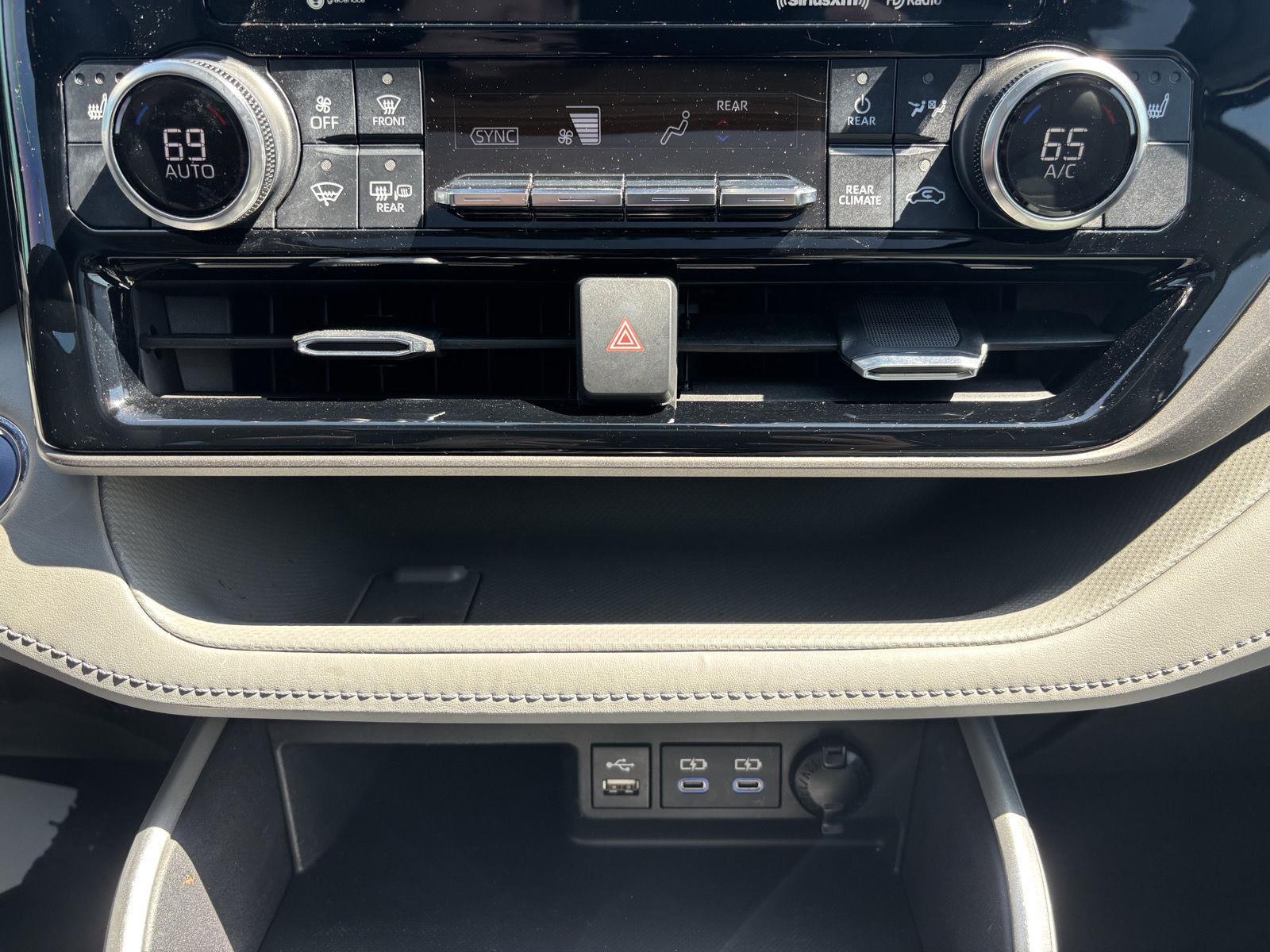 2022 Toyota Highlander Hybrid XLE photo 29
