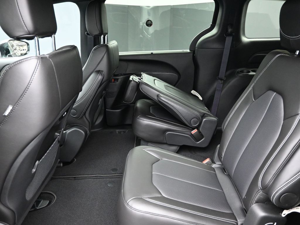 2026 Chrysler Pacifica photo 10