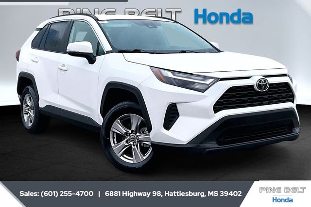 2024 Toyota RAV4 XLE's photo