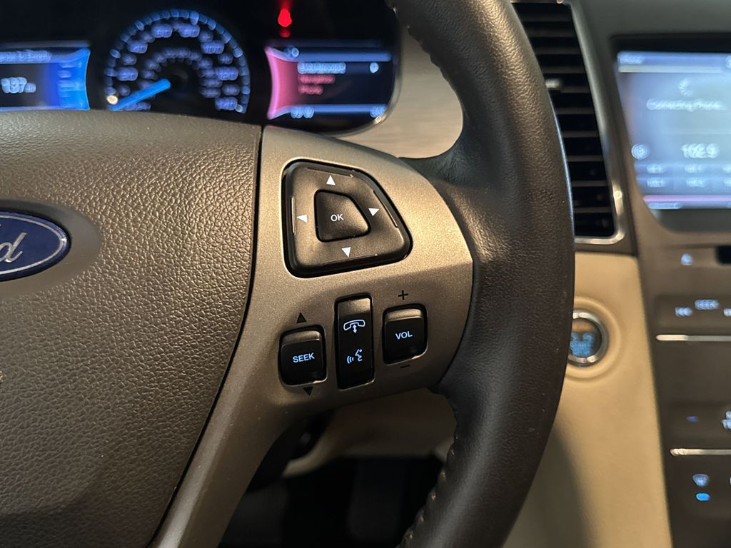 2015 Ford Taurus SEL photo 18
