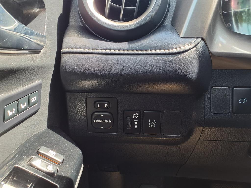 2018 Toyota RAV4 Limited photo 12