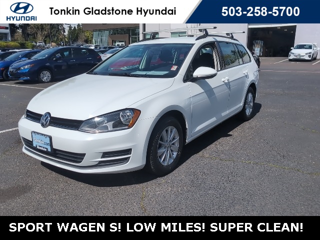 2017 Volkswagen Golf SportWagen S photo 2