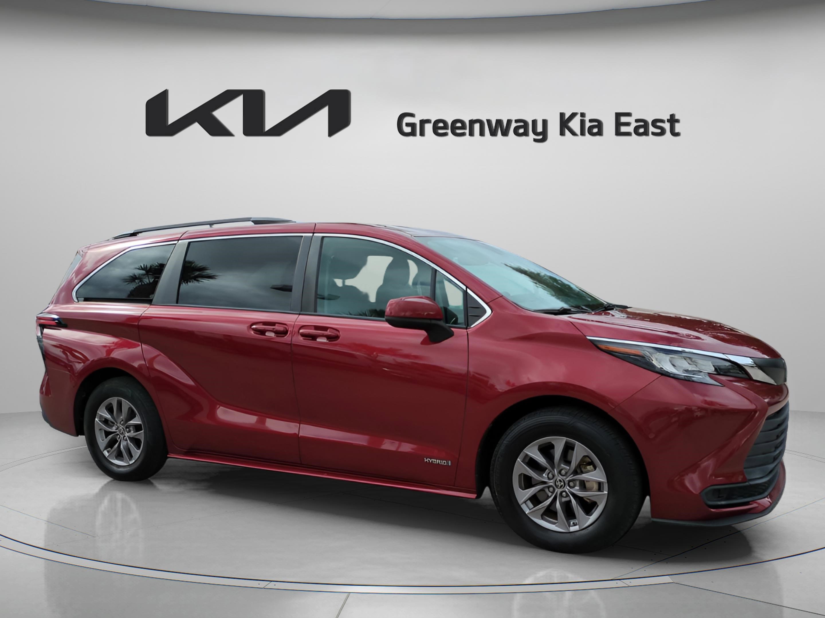 2021 Toyota Sienna LE's photo