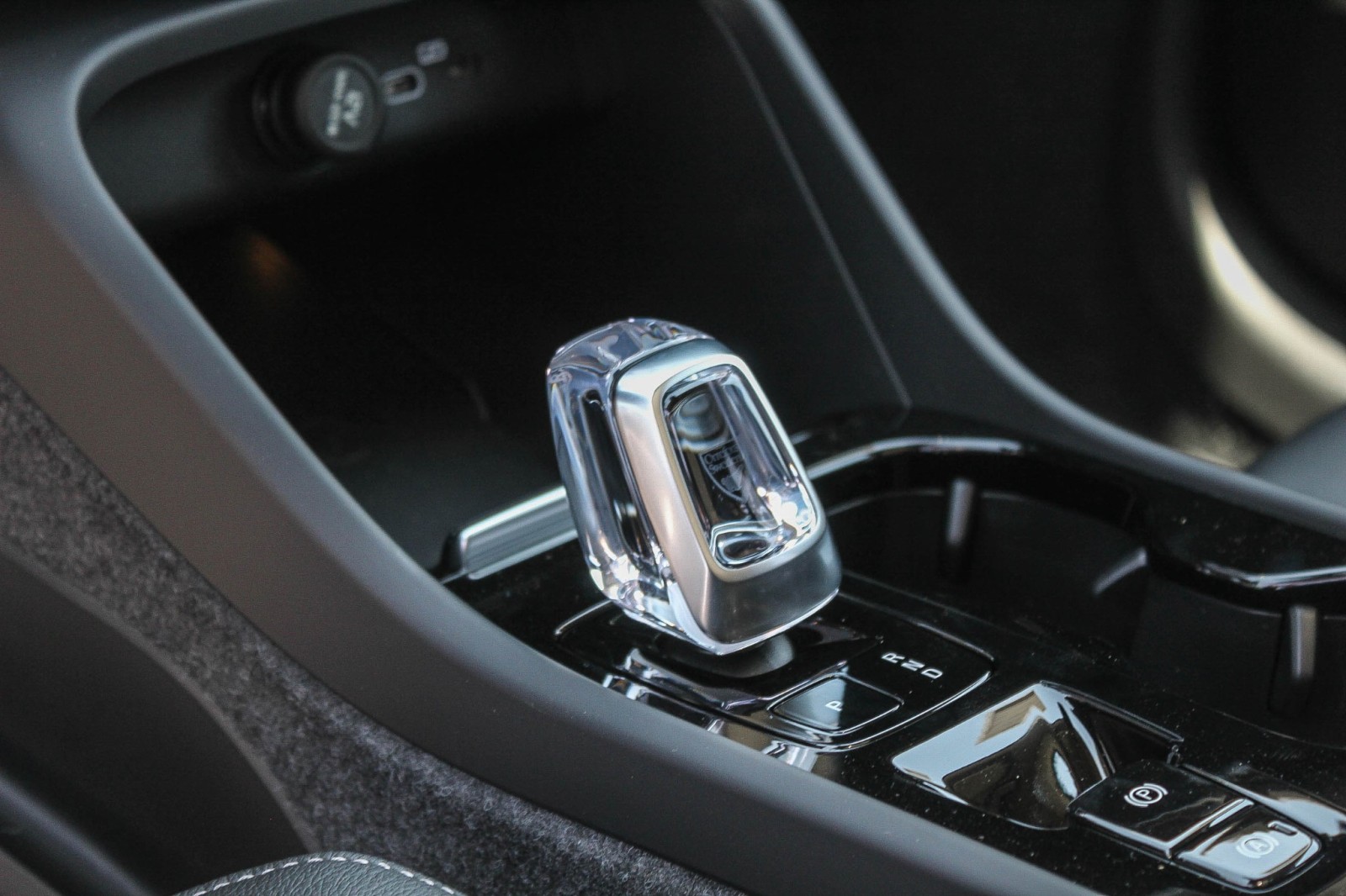 2025 Volvo XC40 Plus photo 19