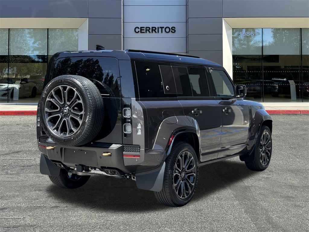 2025 Land Rover Defender 110 photo 4