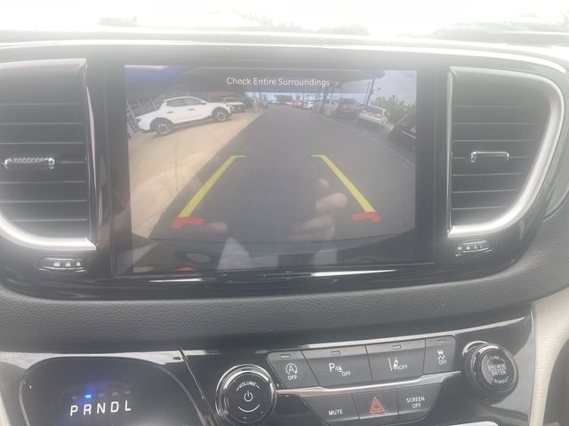 2022 Chrysler Pacifica Touring L photo 18