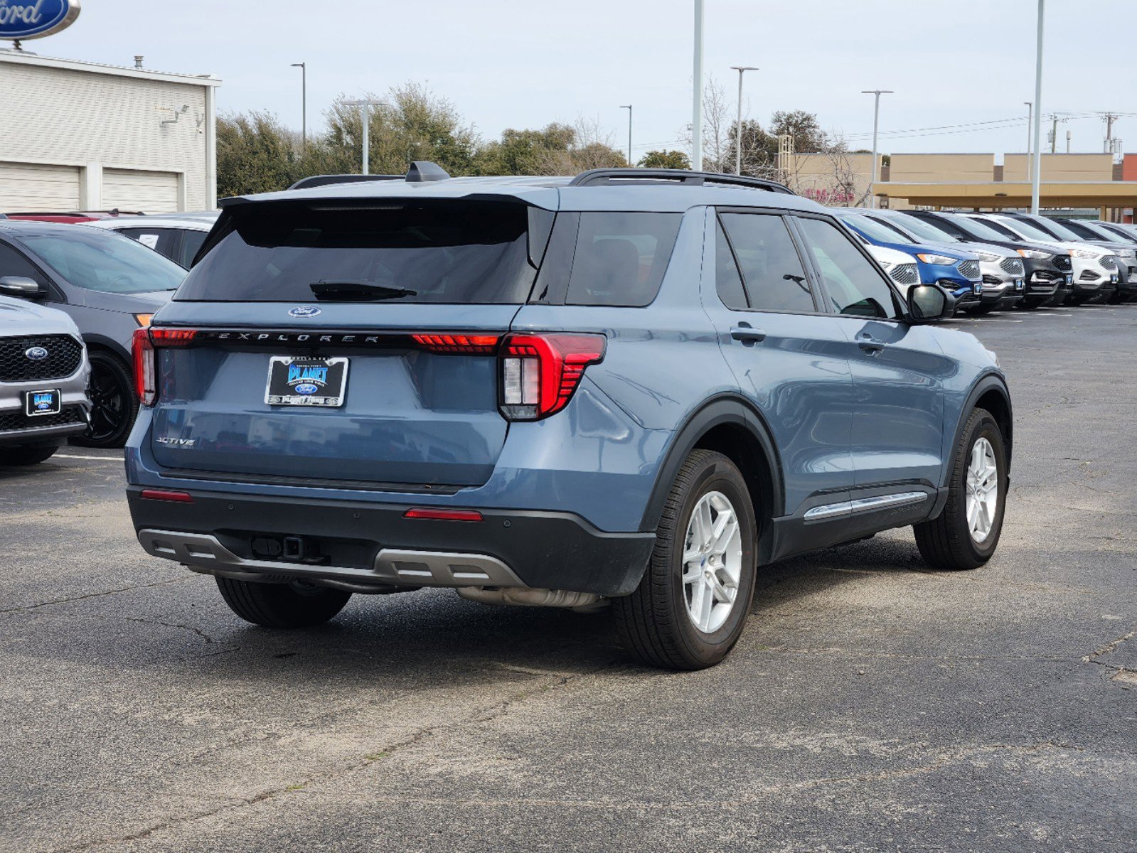2025 Ford Explorer photo 4