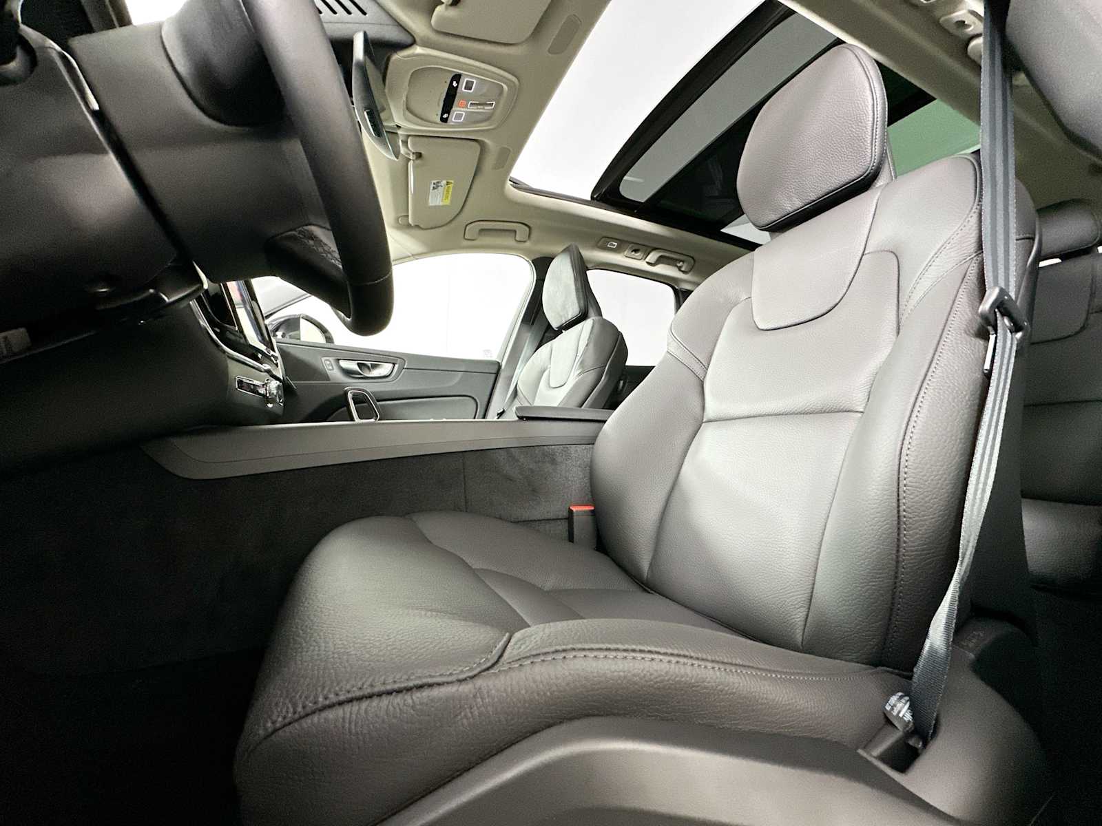 2025 Volvo XC60 T8 Plus photo 17