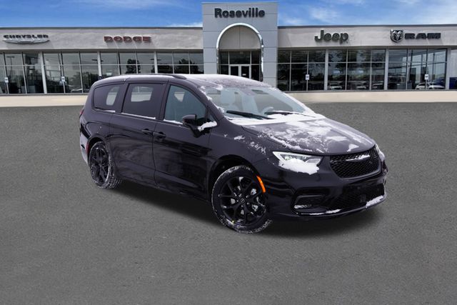 2026 Chrysler Pacifica Limited's photo