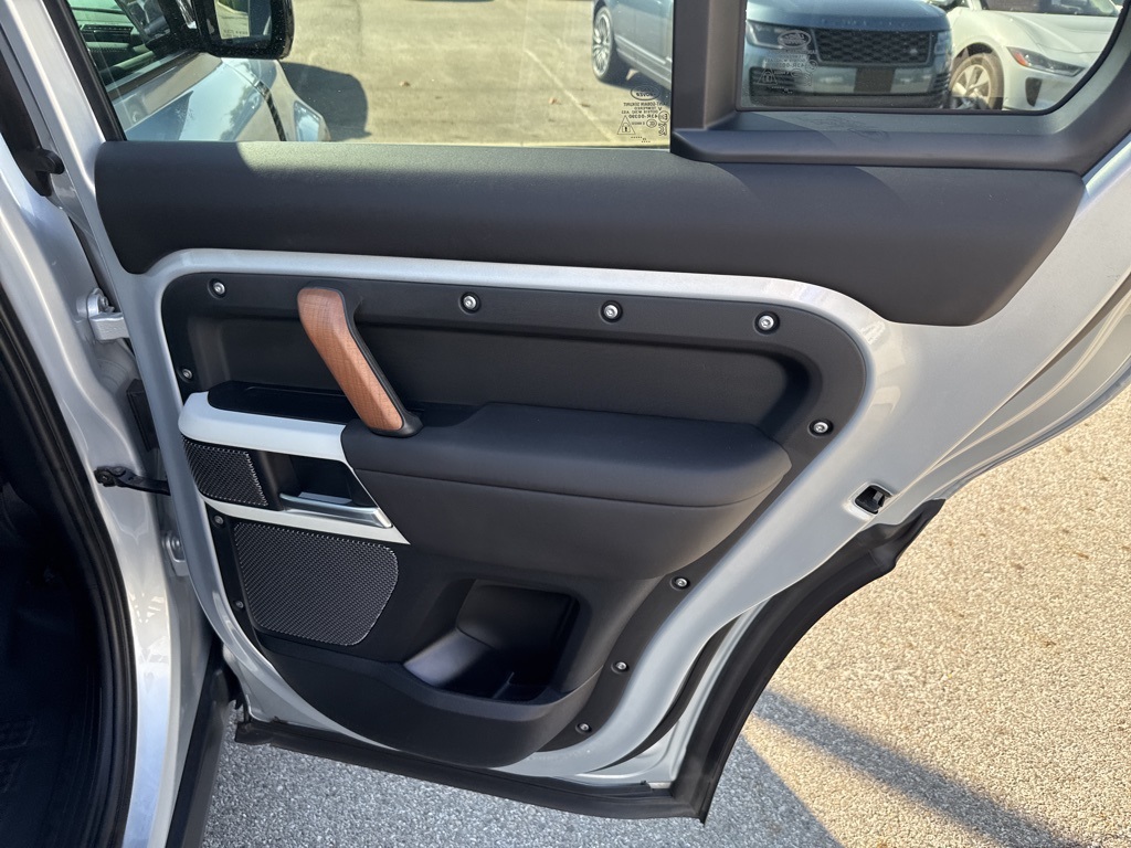 2024 Land Rover Defender 110 SE photo 19