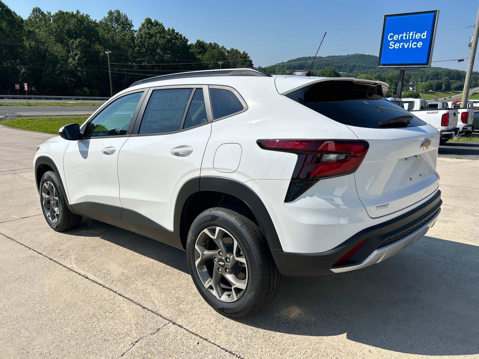 2025 Chevrolet Trax LT photo 6