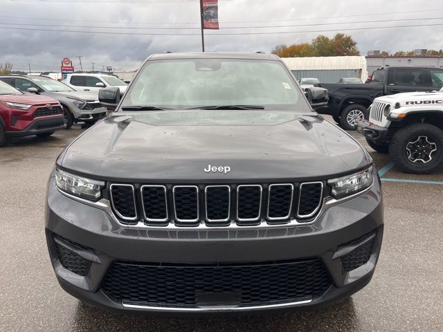 2025 Jeep Grand Cherokee Laredo photo 2