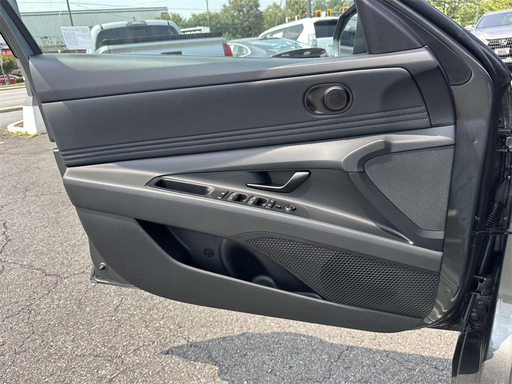 2025 Hyundai Elantra SEL Sport photo 24