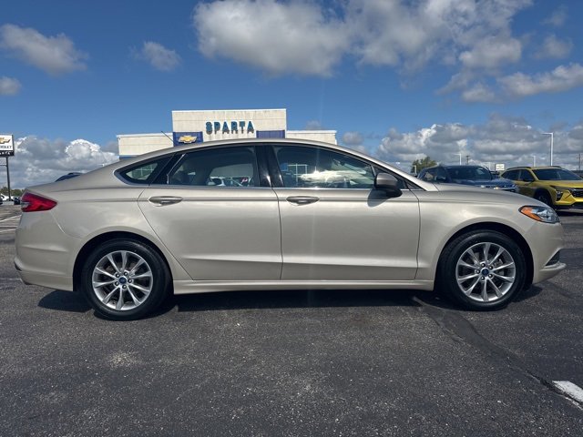 2017 Ford Fusion SE photo 2