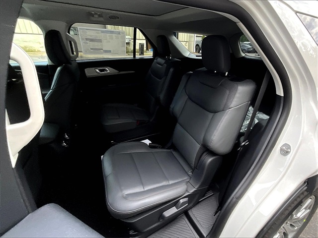 2025 Ford Explorer photo 8