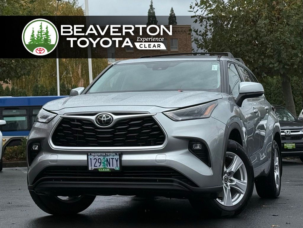 2022 Toyota Highlander LE's photo