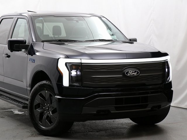 2025 Ford F-150 Lightning Lariat photo 2