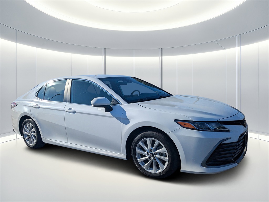 2024 Toyota Camry LE's photo