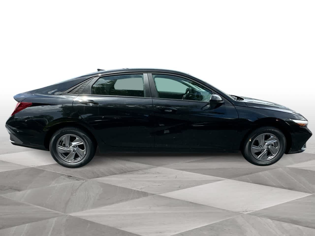 2025 Hyundai Elantra SE photo 8