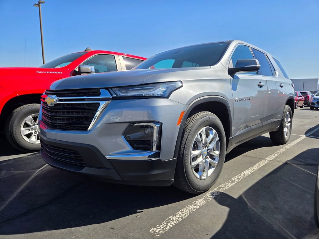 2023 Chevrolet Traverse LS photo 2