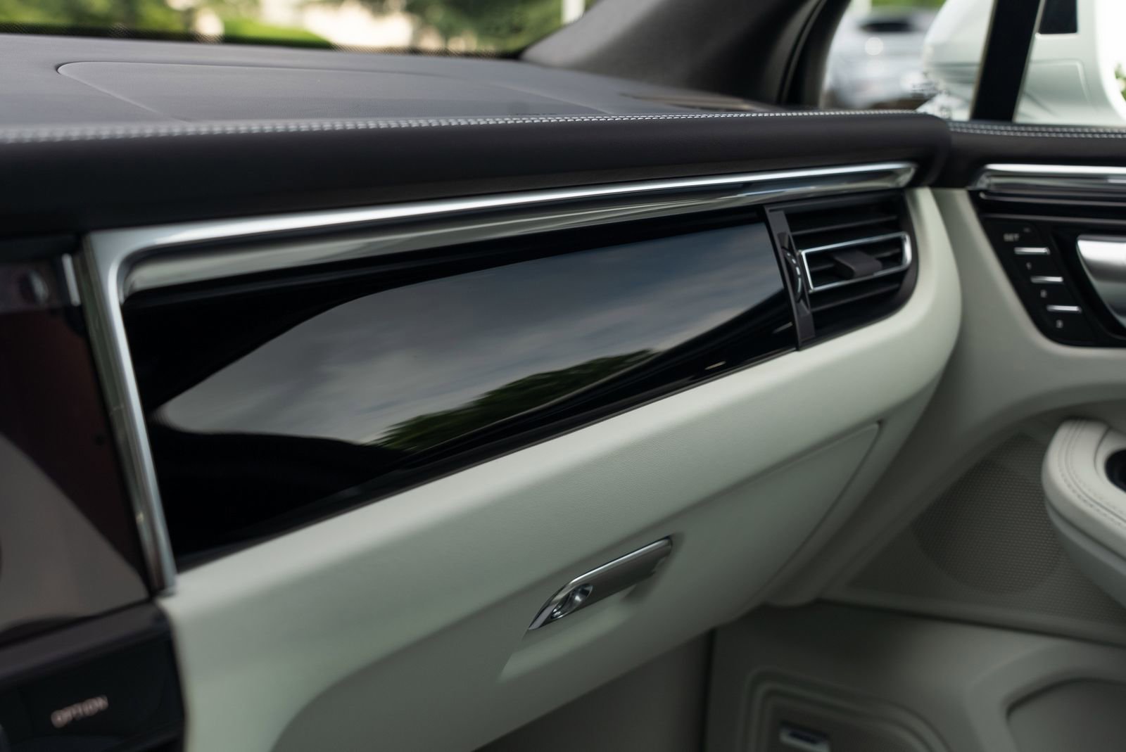 2025 Porsche Macan Base photo 36