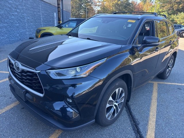 2021 Toyota Highlander XLE photo 3