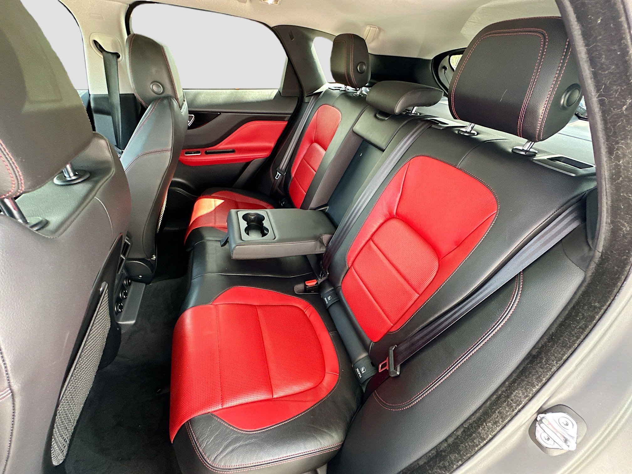 2018 Jaguar F-PACE R-Dynamic SE photo 23