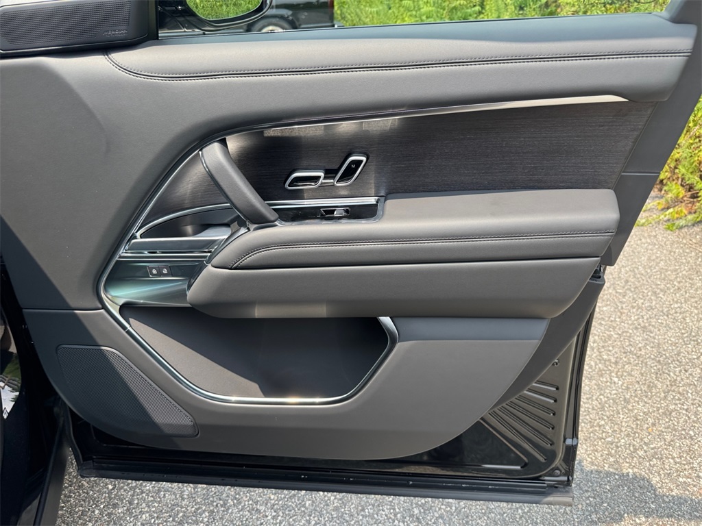 2025 Land Rover Range Rover SE photo 15