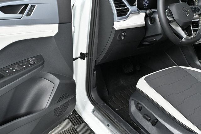 2025 Volkswagen Taos SE photo 4