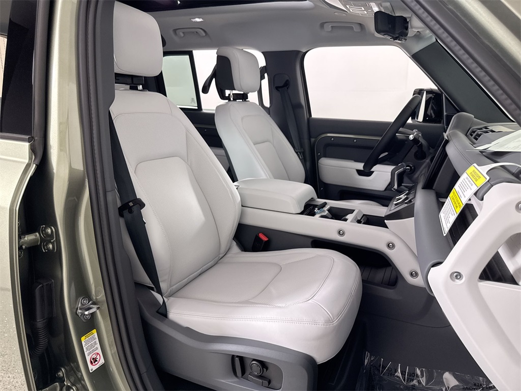 2025 Land Rover Defender 110 S photo 21