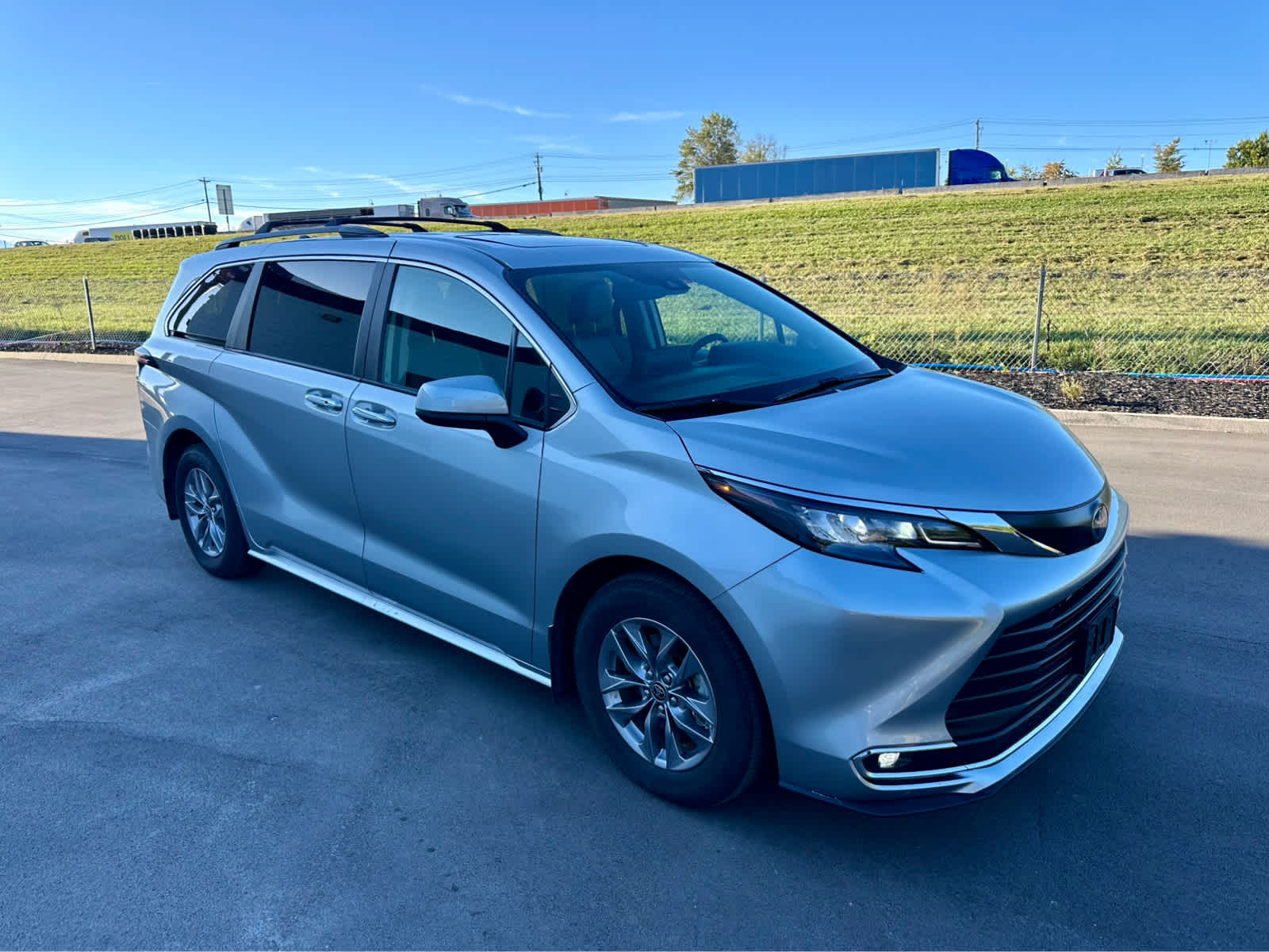 2024 Toyota Sienna XLE photo 3
