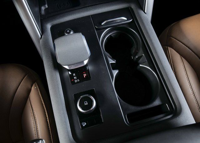 2023 Land Rover Discovery Metropolitan Edition photo 14