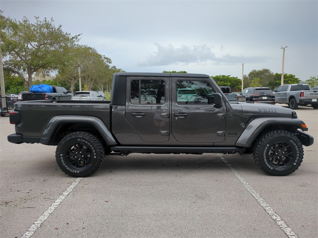 2025 Jeep Gladiator Willys photo 3