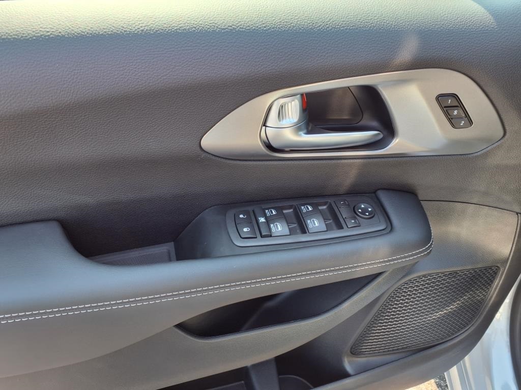 2026 Chrysler Pacifica photo 6