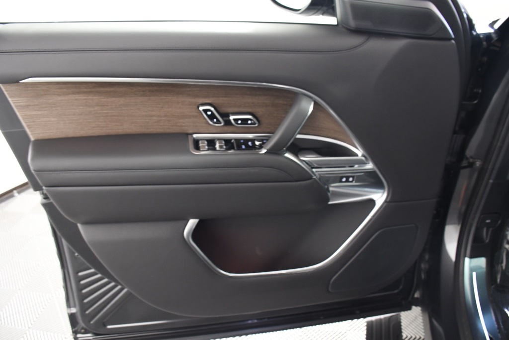 2025 Land Rover Range Rover SE photo 14
