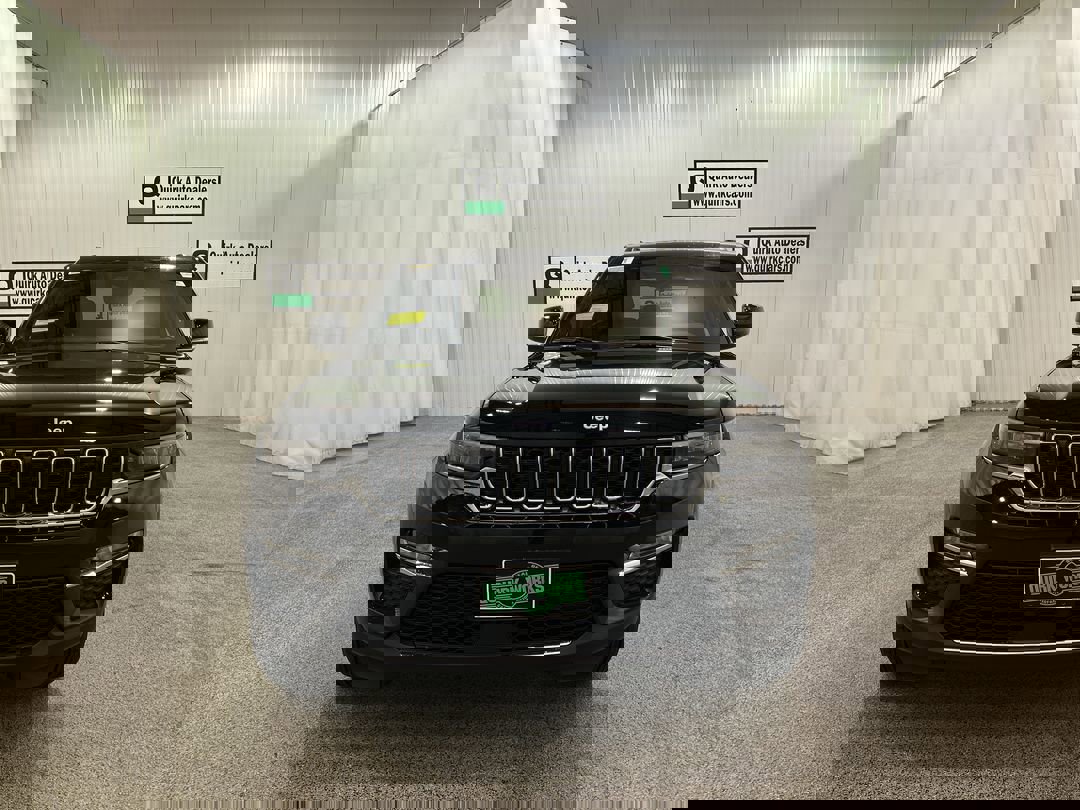 2025 Jeep Grand Cherokee Limited photo 2