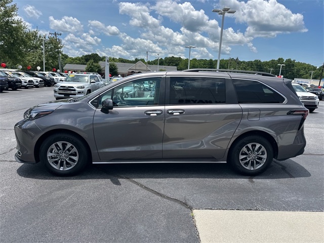 2024 Toyota Sienna XLE photo 6