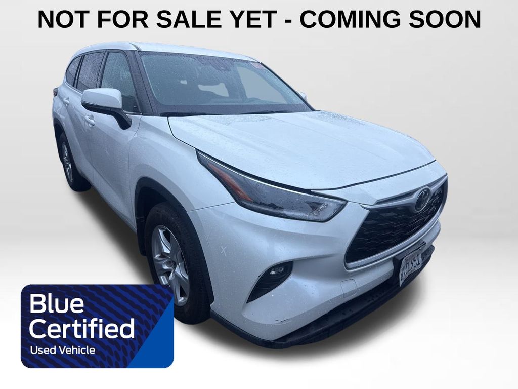 2021 Toyota Highlander LE's photo