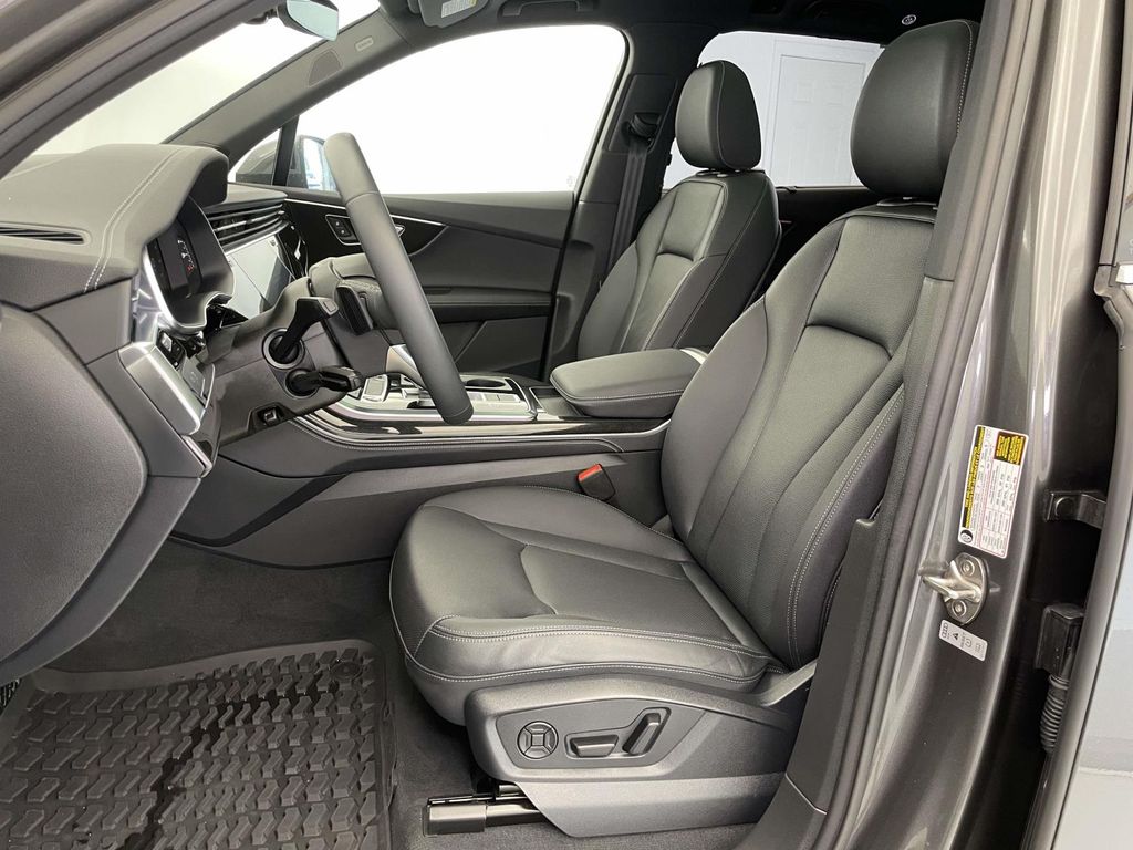 2025 Audi Q7 55 Premium Plus photo 4