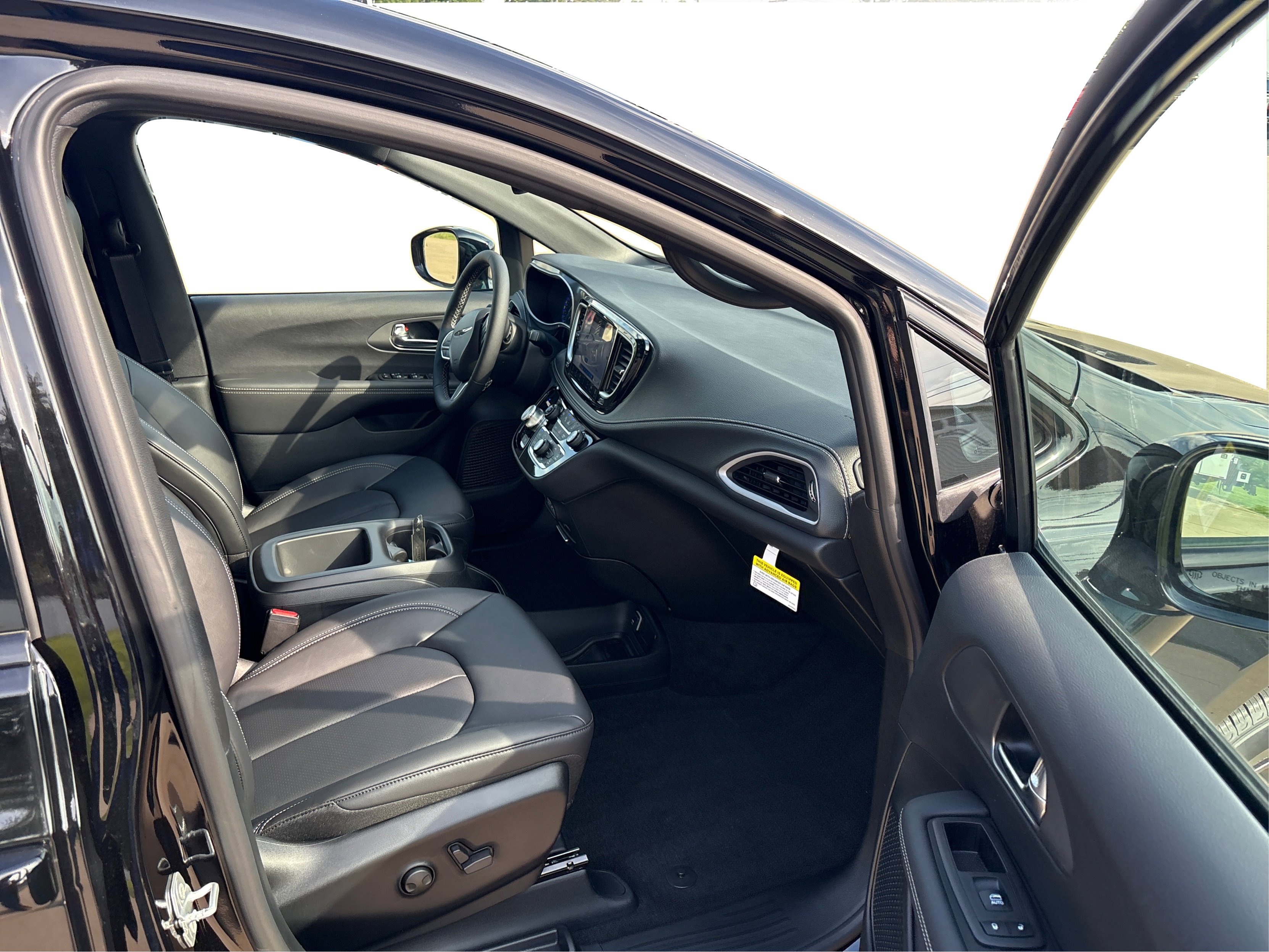 2025 Chrysler Pacifica photo 16