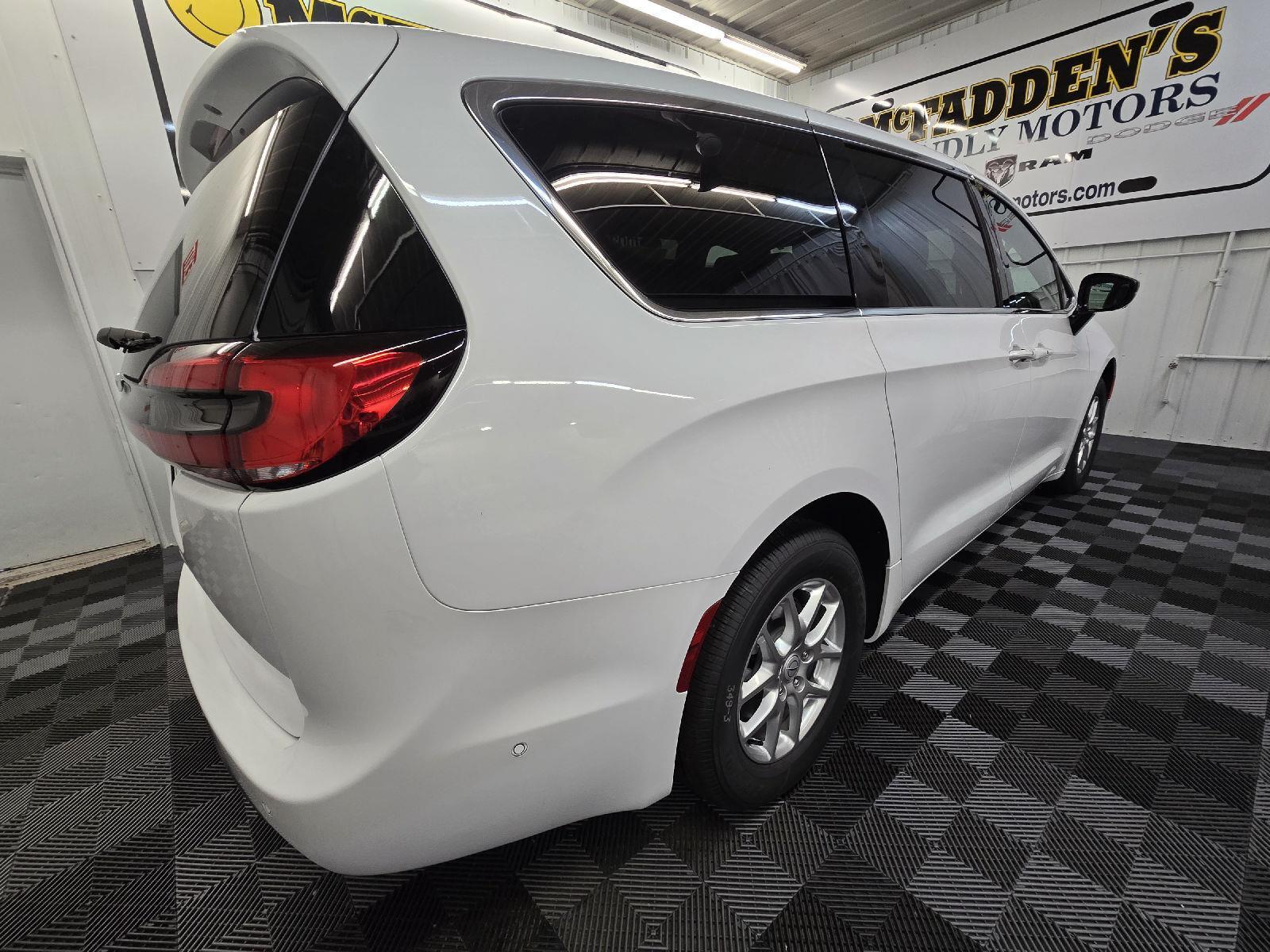 2025 Chrysler Pacifica photo 3